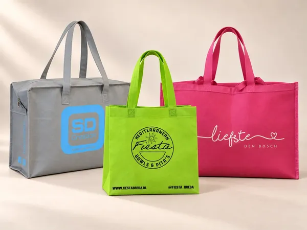 Drie bedrukte non-woven tassen in een lichte studio